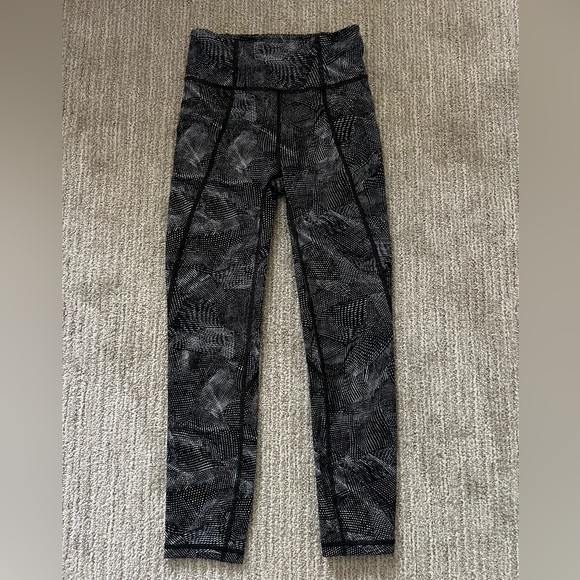 Lululemon Time To Sweat Crop 23" Velocity Mesh Island Mist Black Size 2 - Picture 6 of 10